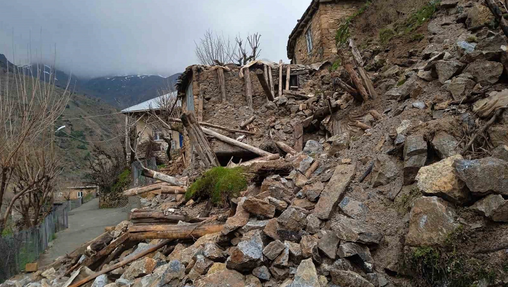 Şiddetli yağışlar sonucu kerpiç ev çöktü