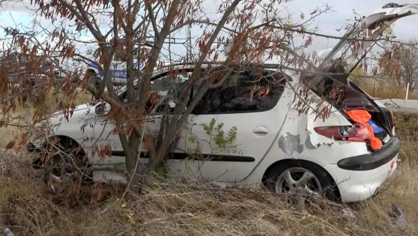 Aksaray-Konya Karayolunda direksiyon hakimiyetini kaybeden otomobil şarampole uçtu! Baba ve oğul yaralandı!