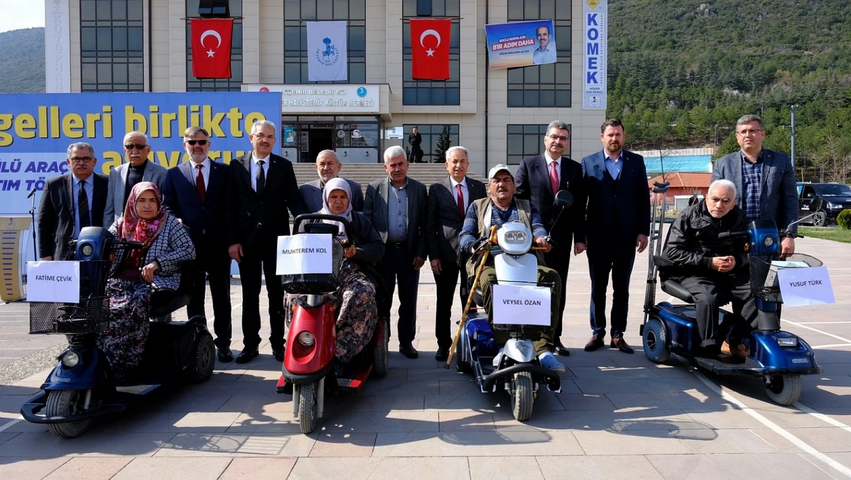 Akşehir'de 'Engelsiz Hayat Projesi' kapsamında ihtiyaç sahibi engelli vatandaşlara akülü araçlar dağıtıldı!