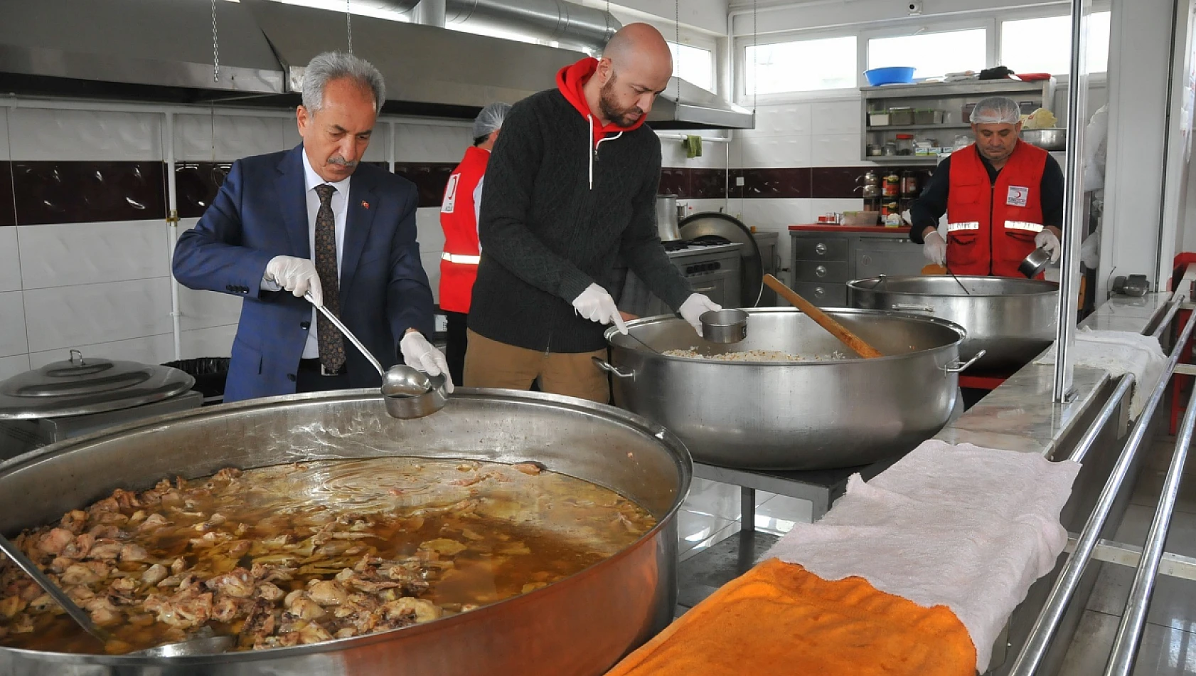 Akşehir'de günlük 2 bin 250 kişiye iftar yemeği