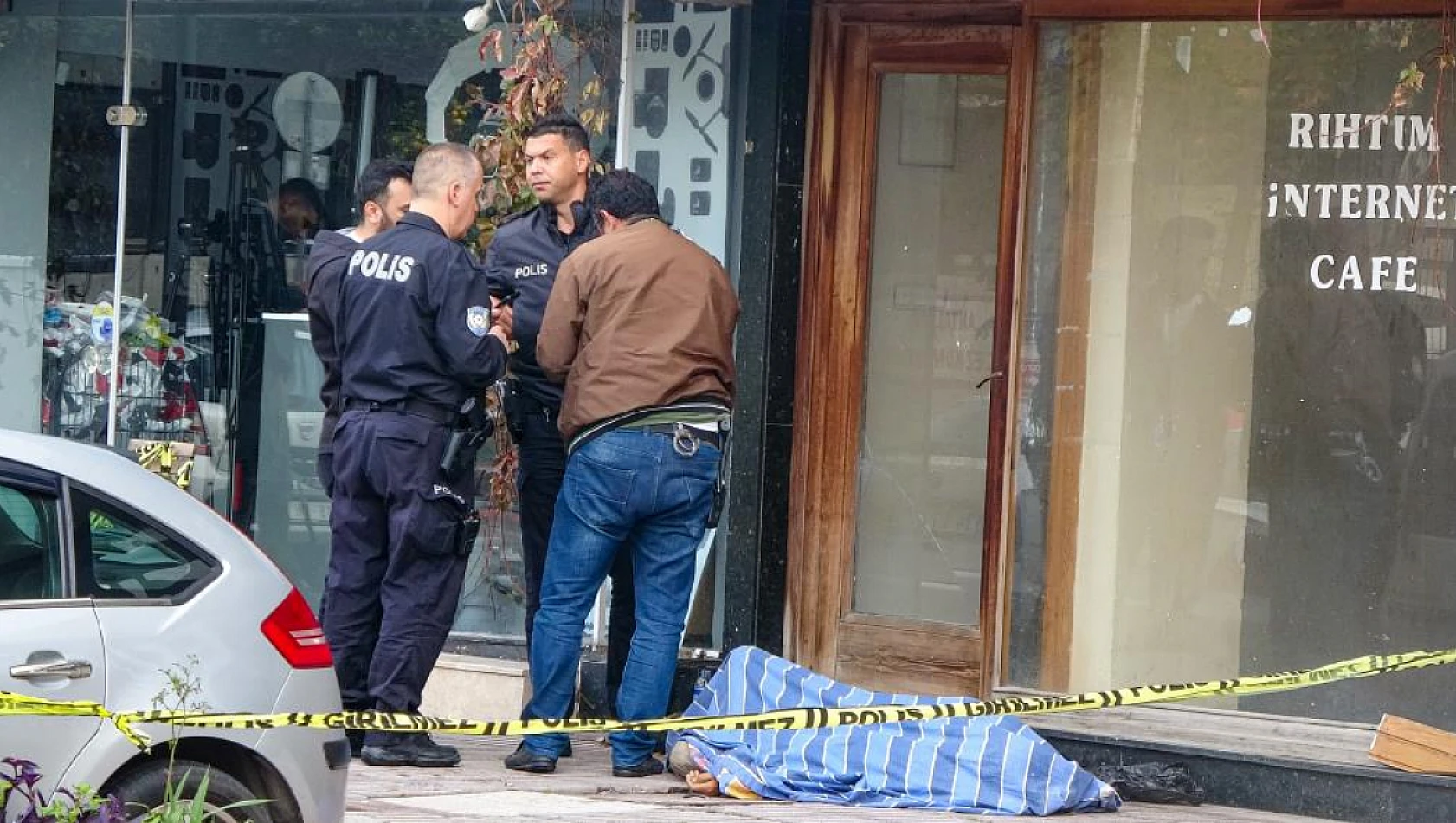 Antalya'da uyuyor diye üstü örtülen evsiz ölü bulundu
