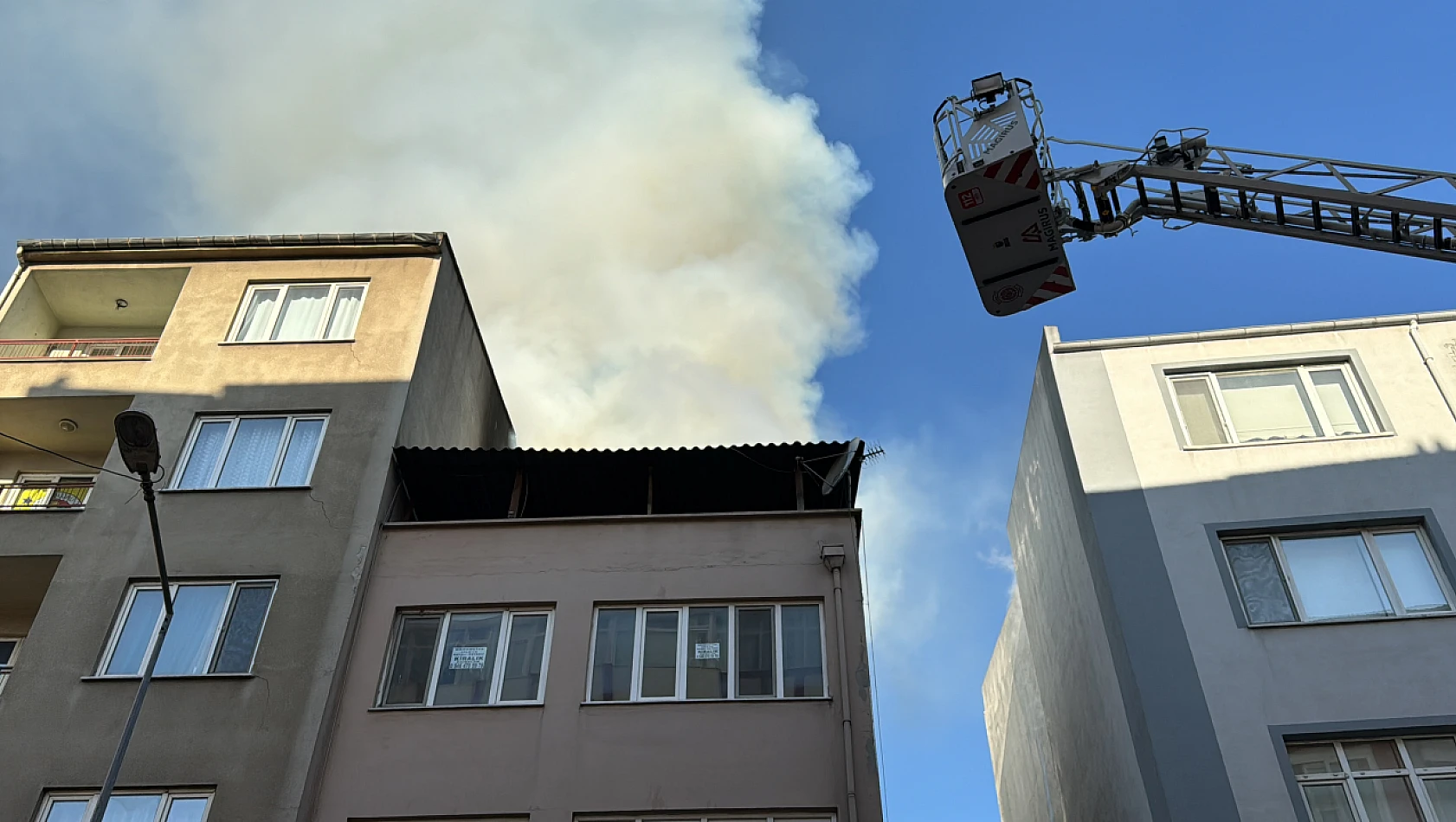 Balıkesir'de çatı yangını kontrol altına alındı