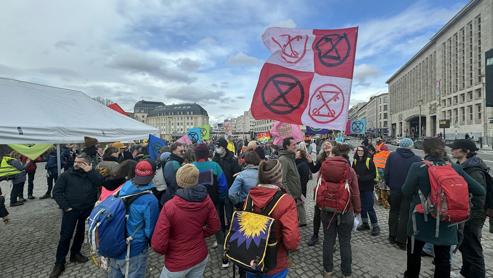 Brüksel'de çevre aktivistlerinden fosil yakıtlara karşı eylem düzelendi