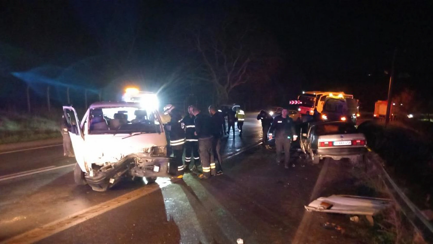 Çorlu'da minibüs ile otomobil kafa kafaya çarpıştı: 5 yaralı