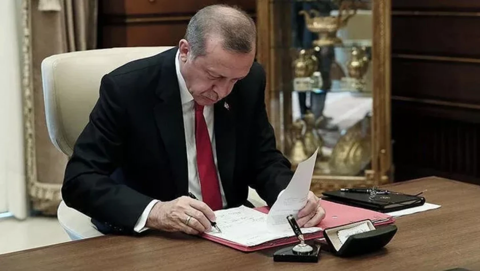Cumhurbaşkanı Erdoğan'dan 12 üniversiteye rektör ataması
