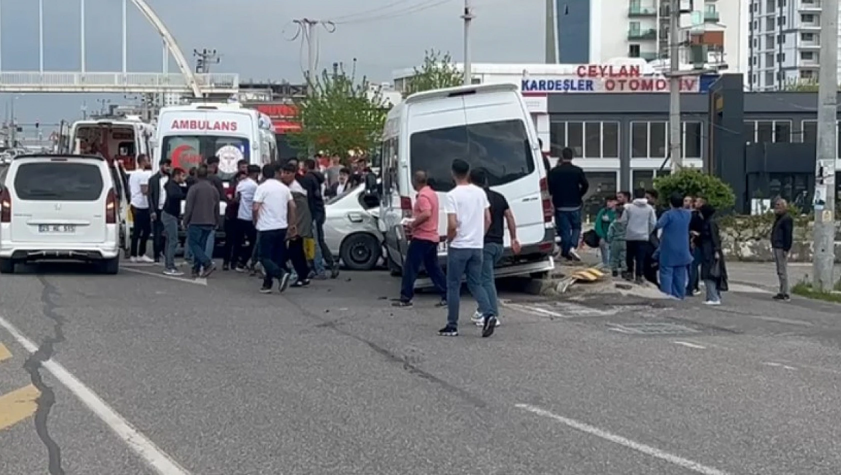 Diyarbakır'da minibüs ve otomobil çarpıştı: 3 yaralı