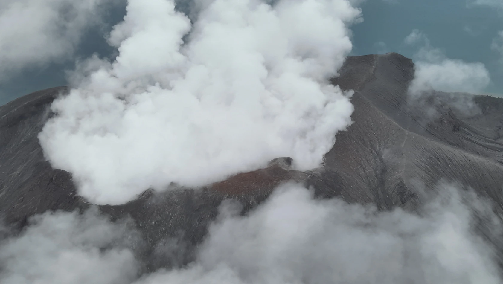 Endonezya'nın kuzeyindeki Ruang Yanardağ'nda patlama meydana geldi
