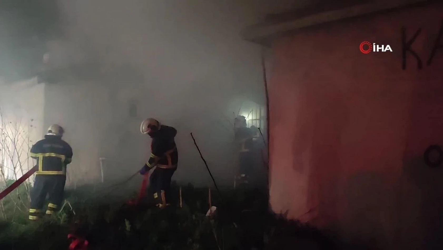 Ev yangını mahalleliyi sokağa döktü