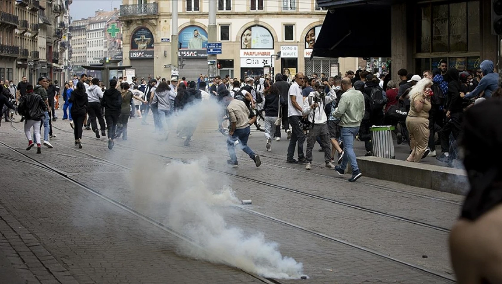 Fransa'da şiddet olayları devam ediyor