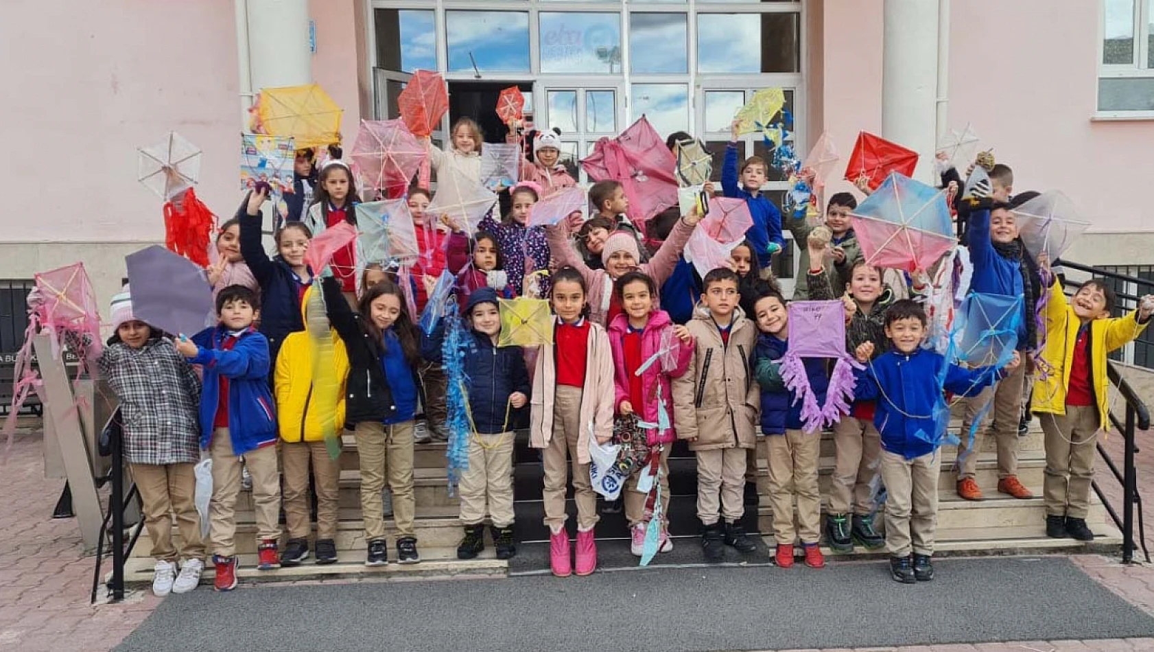 Hüseyin Sevim Köroğlu İlkokulu'nda uçurtma şenliği düzenlendi