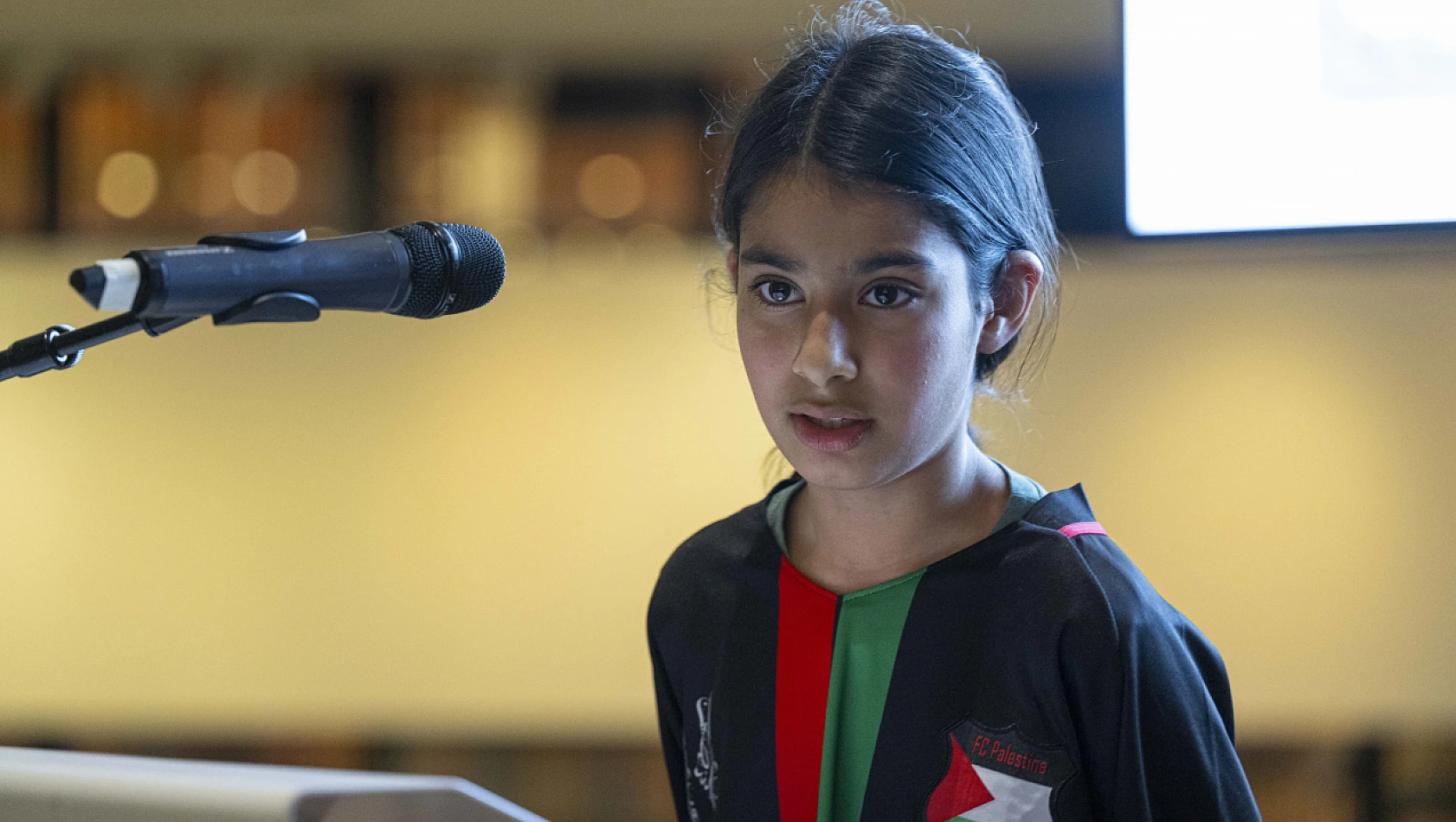 İngiltere'deki 10 yaşındaki kız öğrenci, Gazzeli çocuklar için 8 bin sterlin bağış topladı