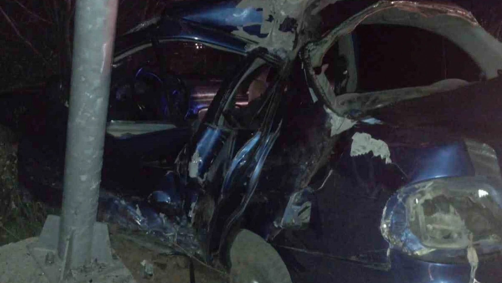 Isparta-Konya karayolunda otomobil tabelalara çarptı: Sürücü hayatını kaybetti