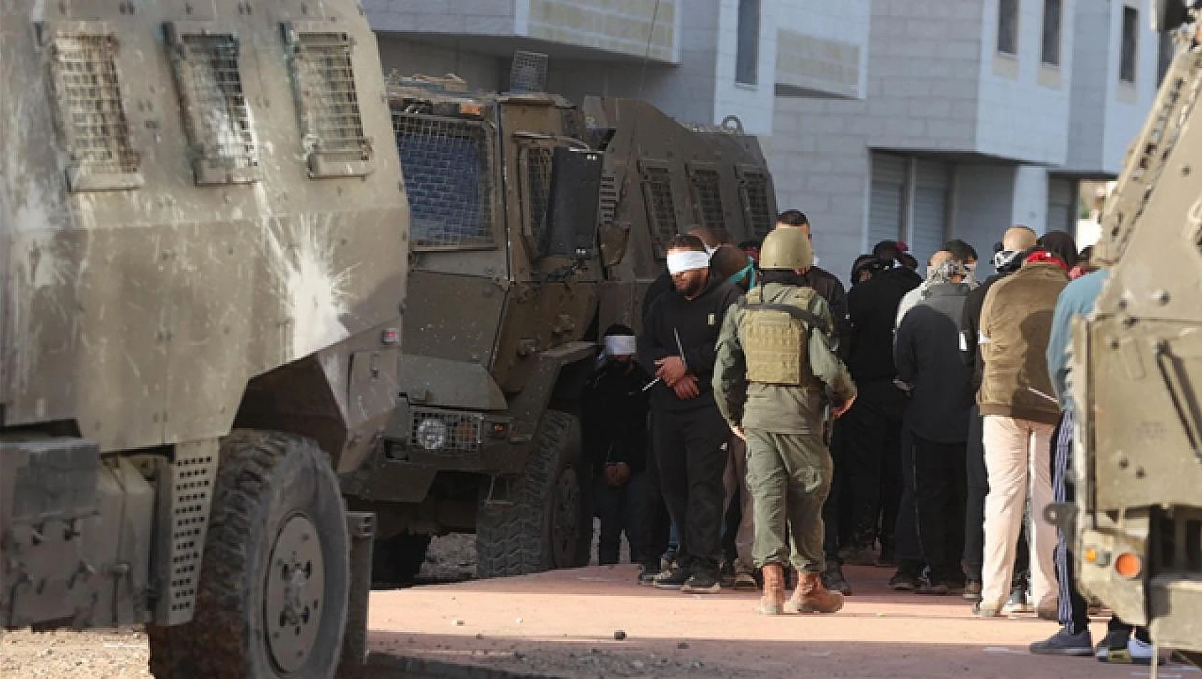 İsrail güçleri Batı Şeria'da en az 25 Filistinliyi daha gözaltına aldı