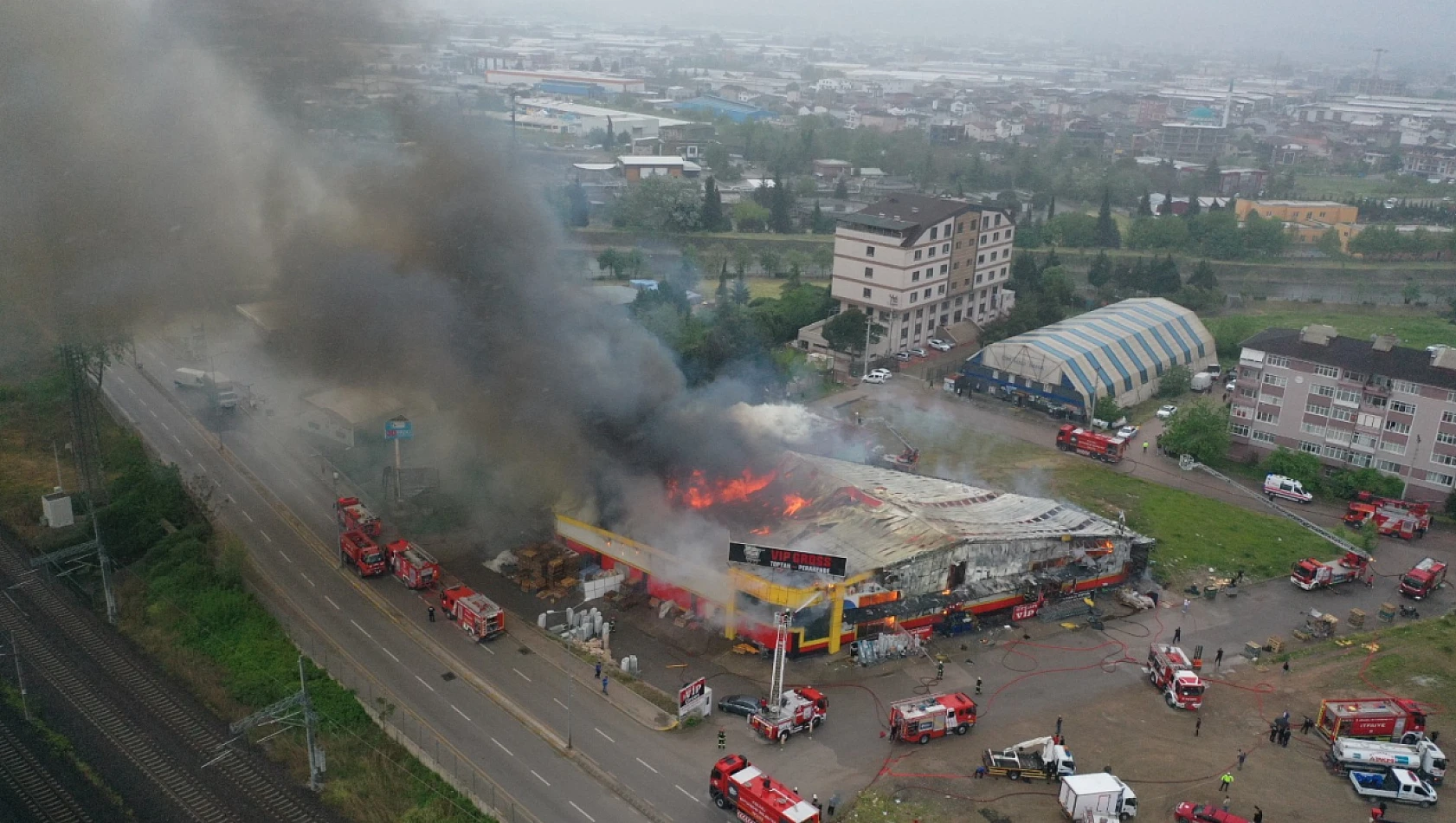 İzmit'teki market yangınında itfaiye ekiplerinin müdahalesi sürüyor