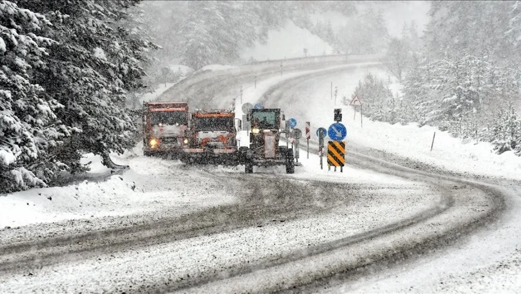 Kar ve tipi hayatı felç etti: 58 köy yolu kapandı!