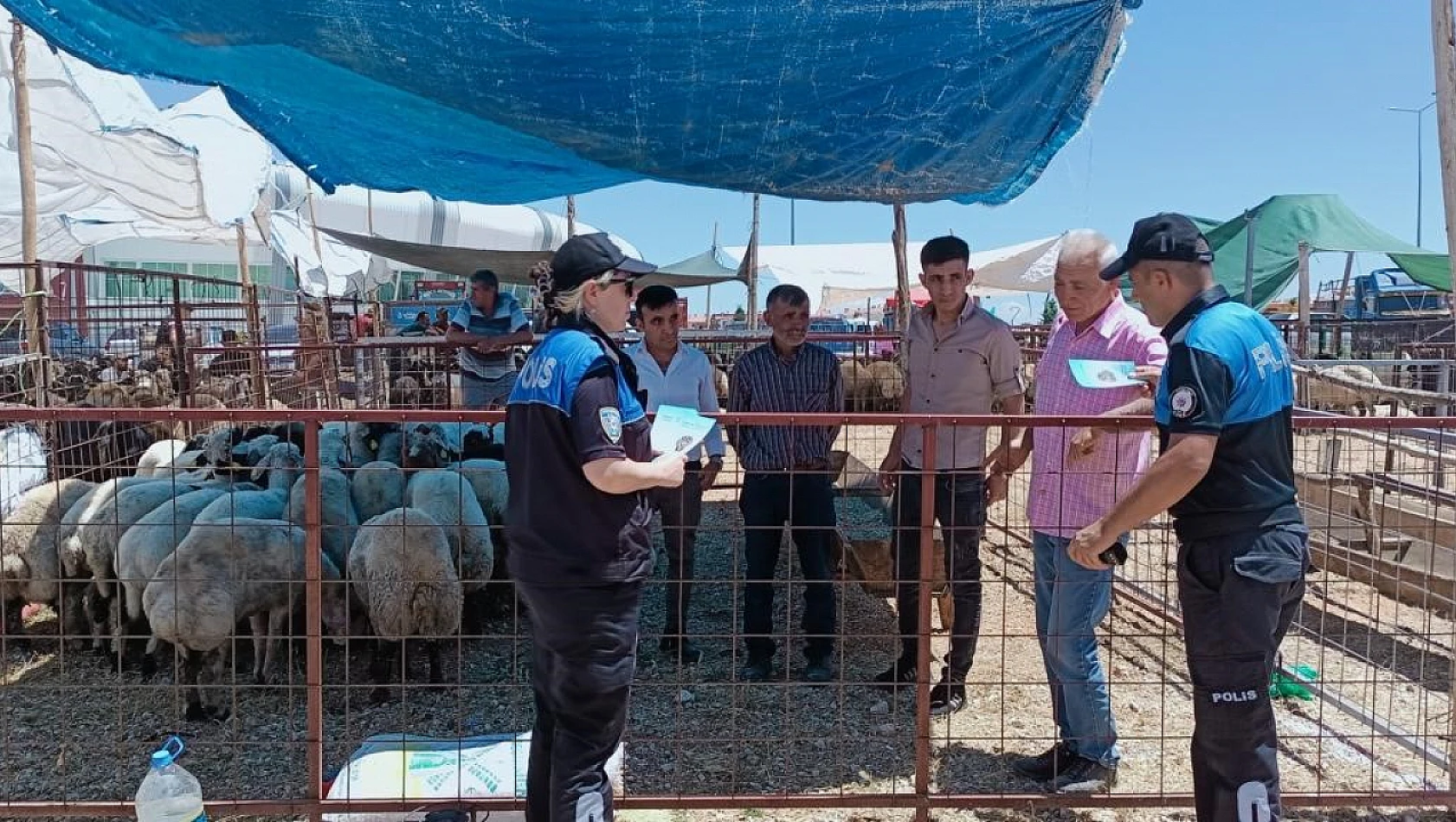 Karaman'da kurban pazarında polis uyarı yaptı