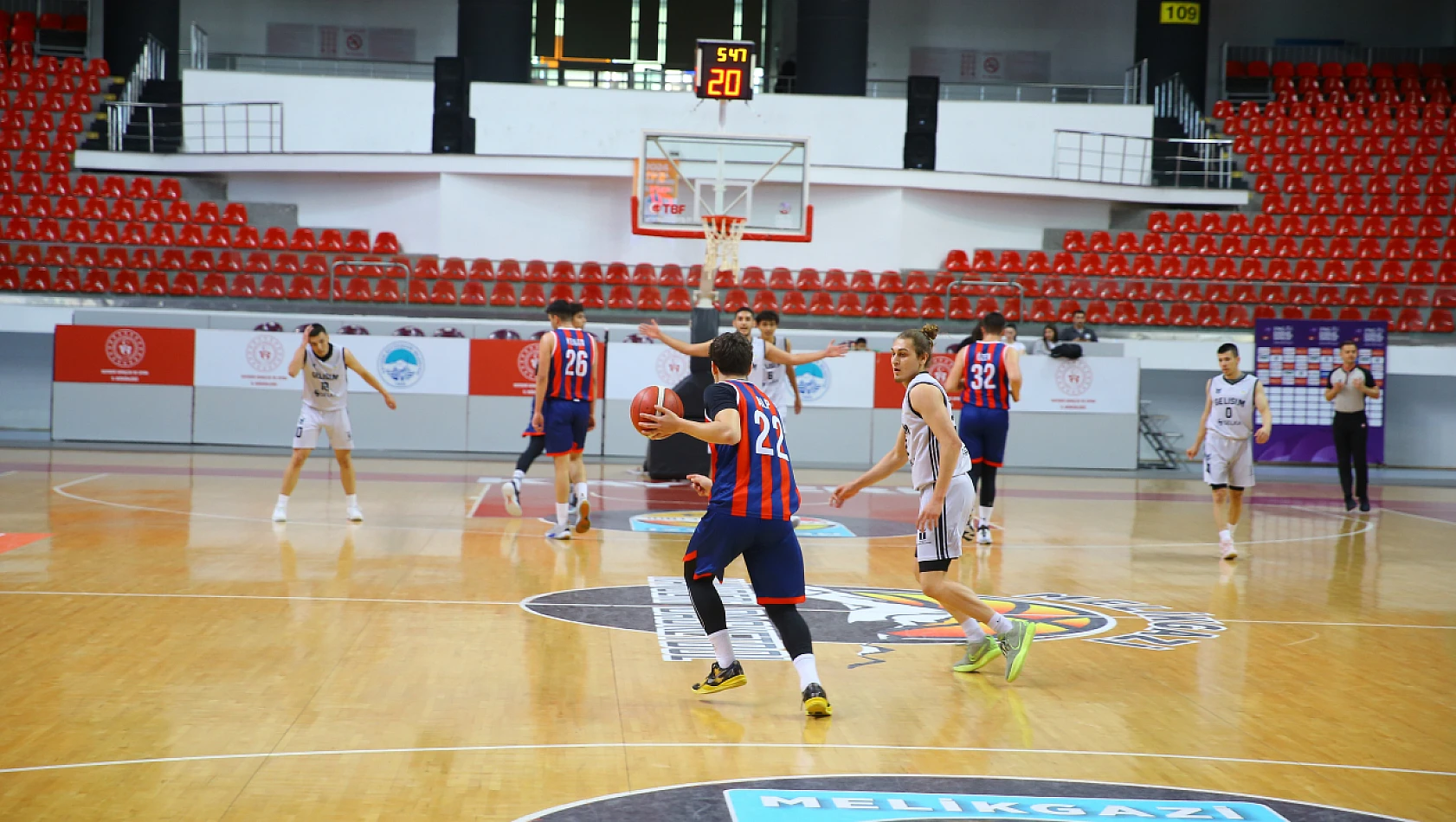 Kayseri'de 18 yaş altı Basketbol Erkekler Anadolu Şampiyonası heyecanı devam ediyor