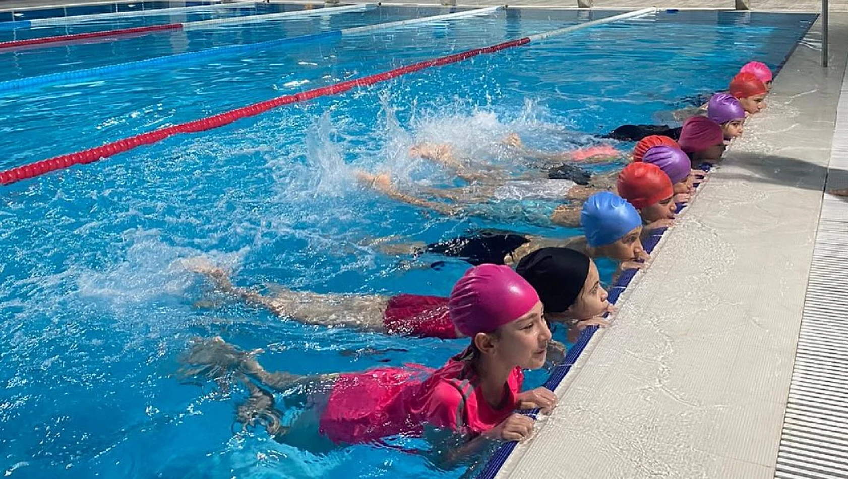 Konya'da açılan yarı olimpik yüzme havuzu kullanılmaya başladı!