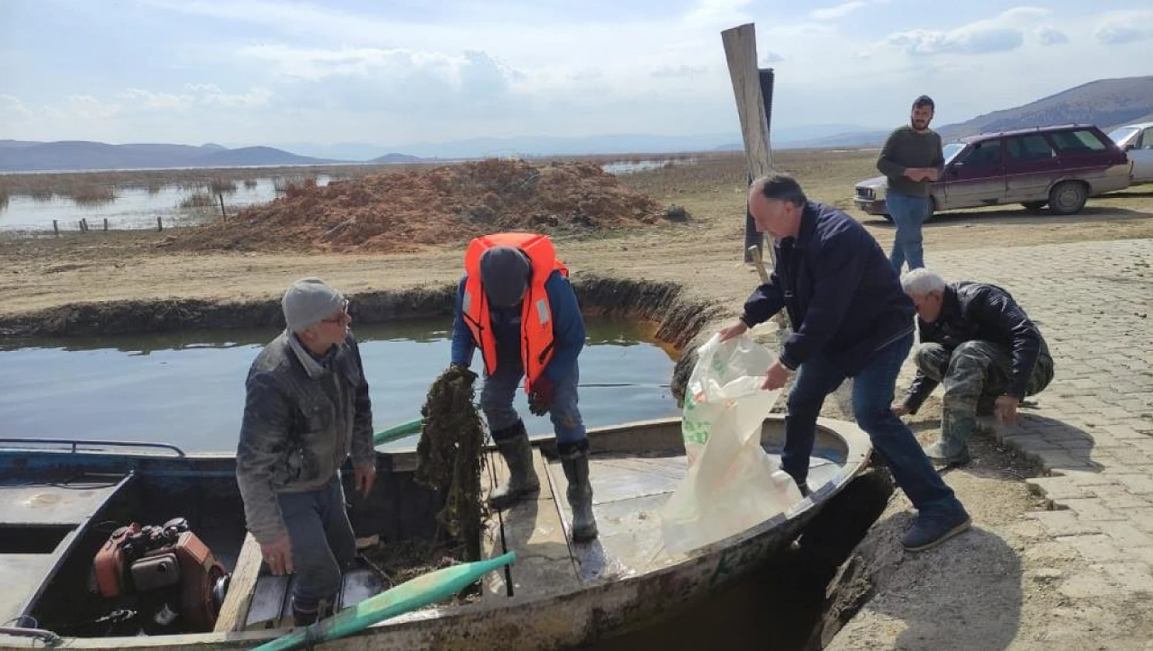 Konya'da av yasağına rağmen göllere serilen balıkçı ağları ve pinterler toplanıyor
