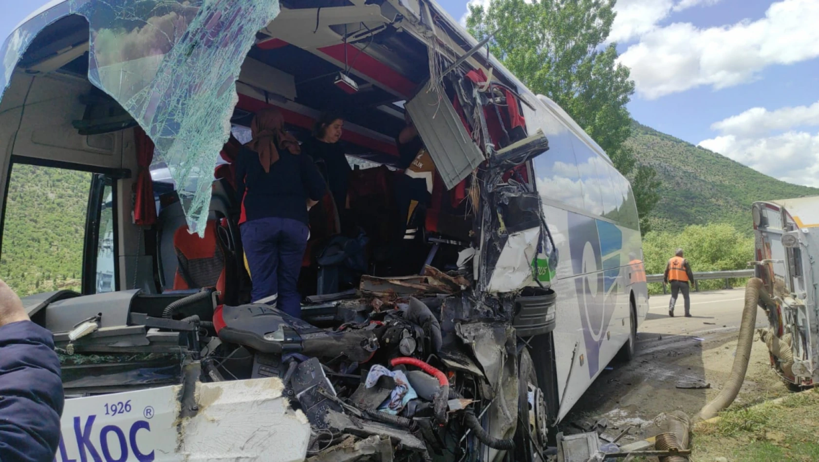 TIKLA İZLE! Konya'da feci kaza: 1 kişi öldü onlarca yaralı var