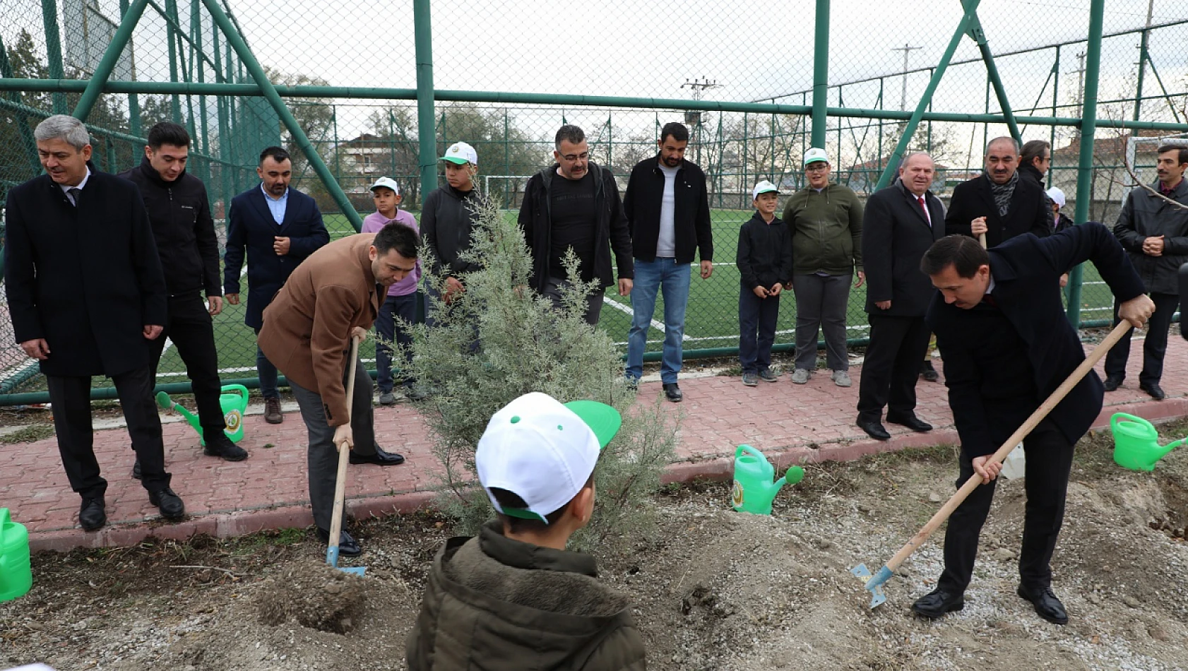 Konya'da fidanlar toprakla buluştu! Başkan Kılca öğrencilerle birlikte fidan dikti!