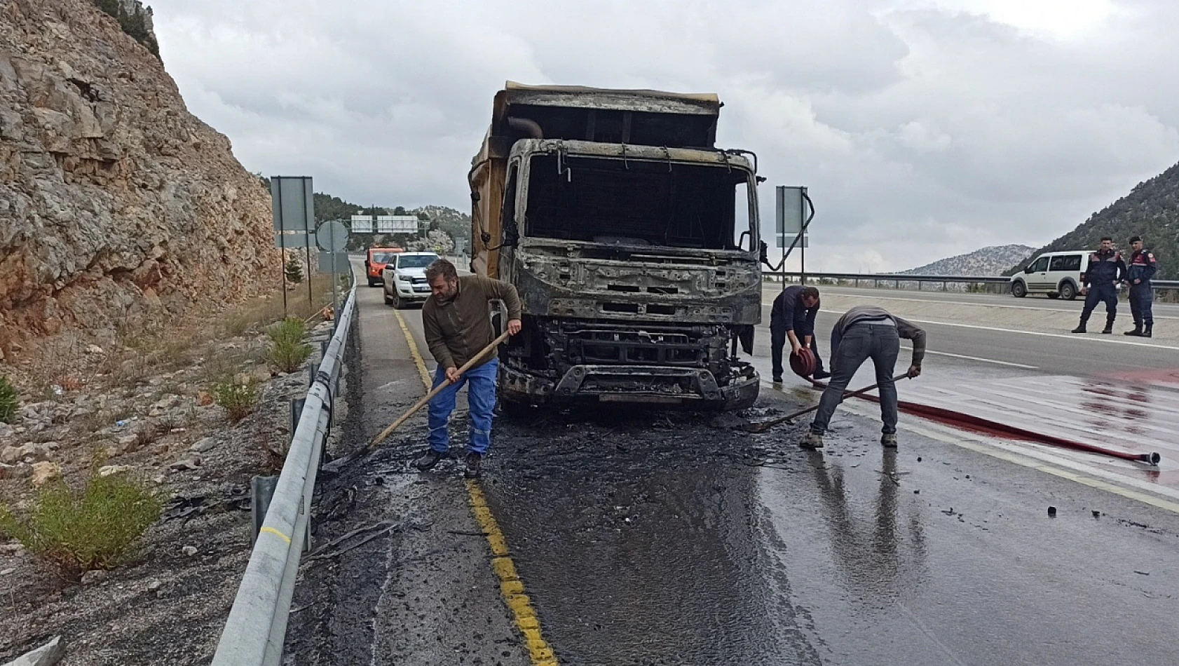Konya'da kamyon alev alev yandı