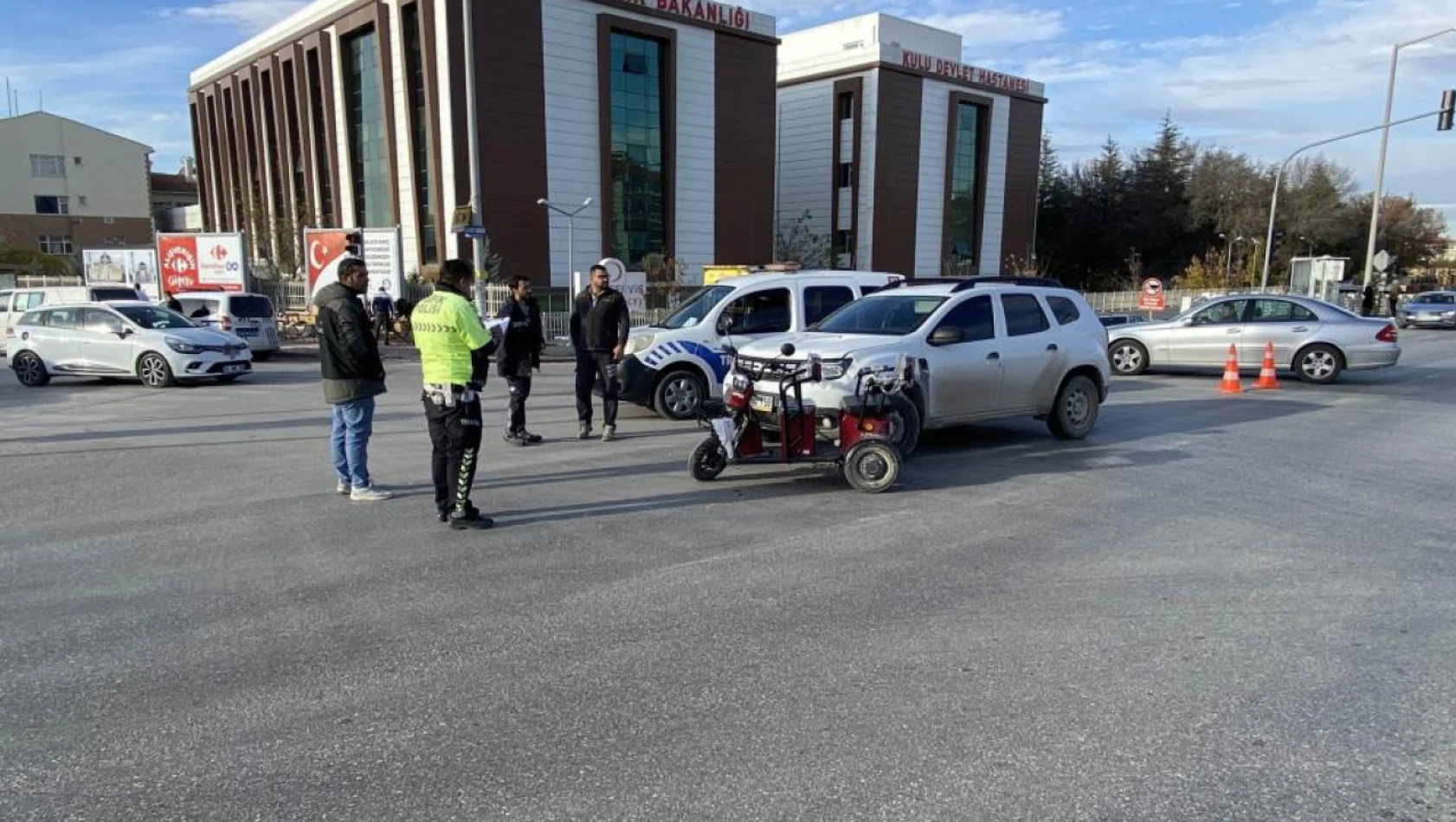 Konya'da kazasız gün geçmiyor: Hafif ticari araçla elektrikli bisiklet çarpıştı! Yaralılar var