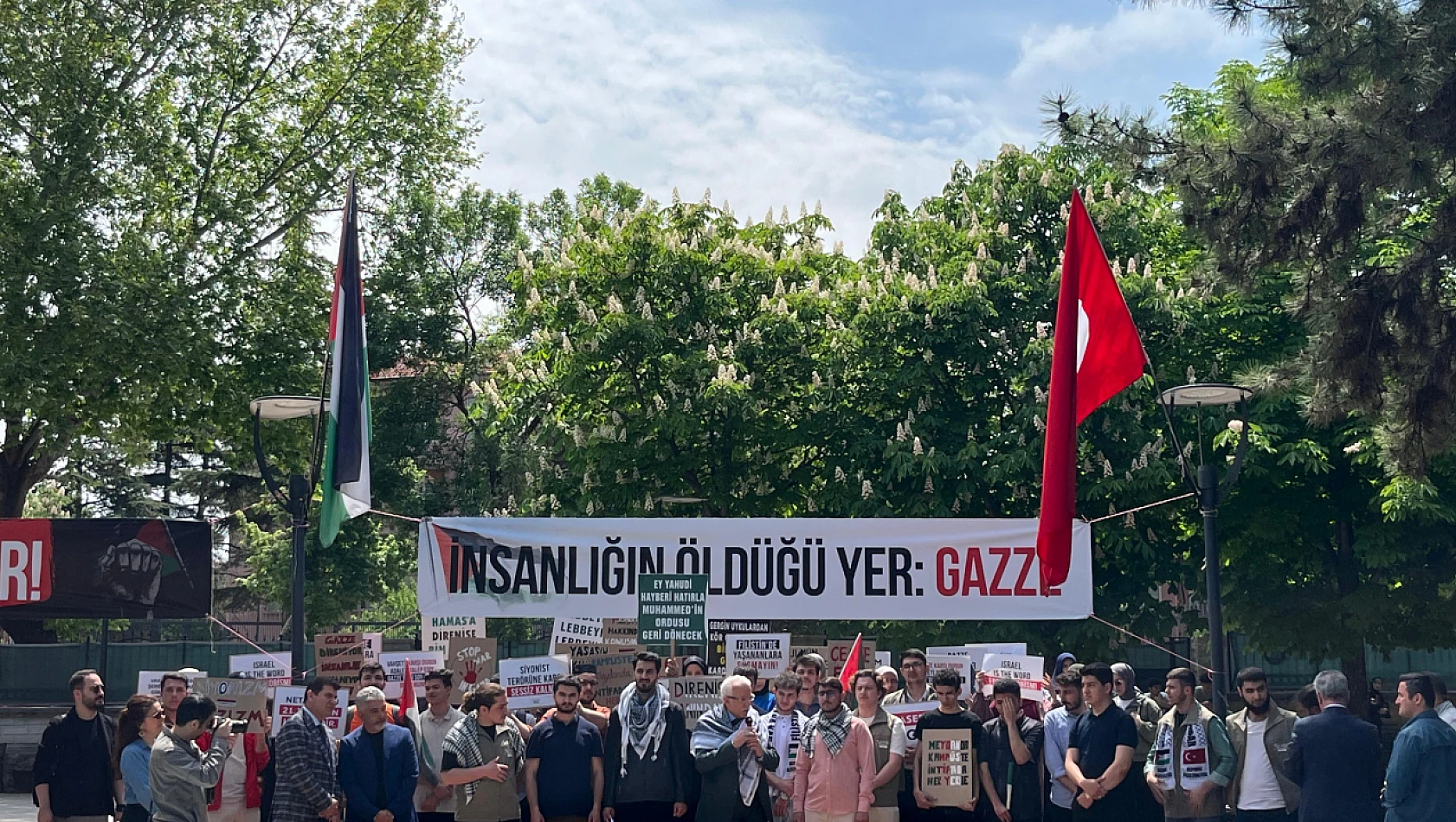 Konya'da üniversite öğrencileri ve akademisyenler Kampüste Filistin Nöbeti eylemi yaptı!