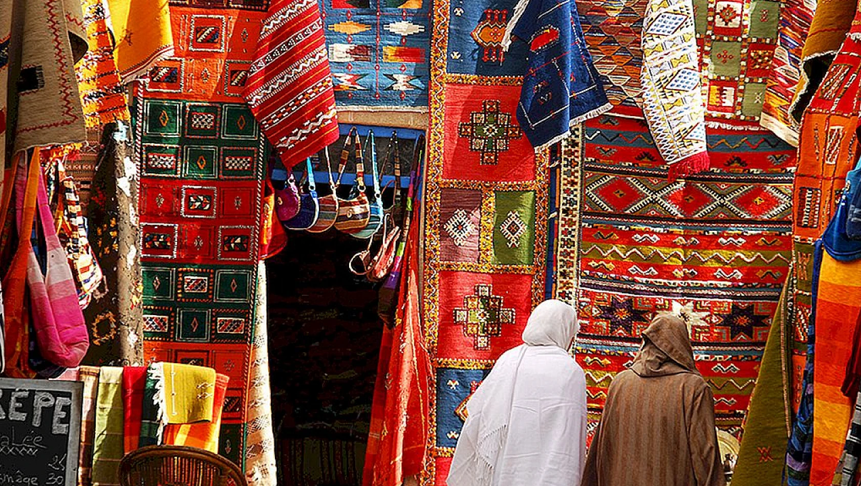 Kültürün izleri: Fas'ın geleneksel kıyafetleri Ramazan ayında göz kamaştırıyor
