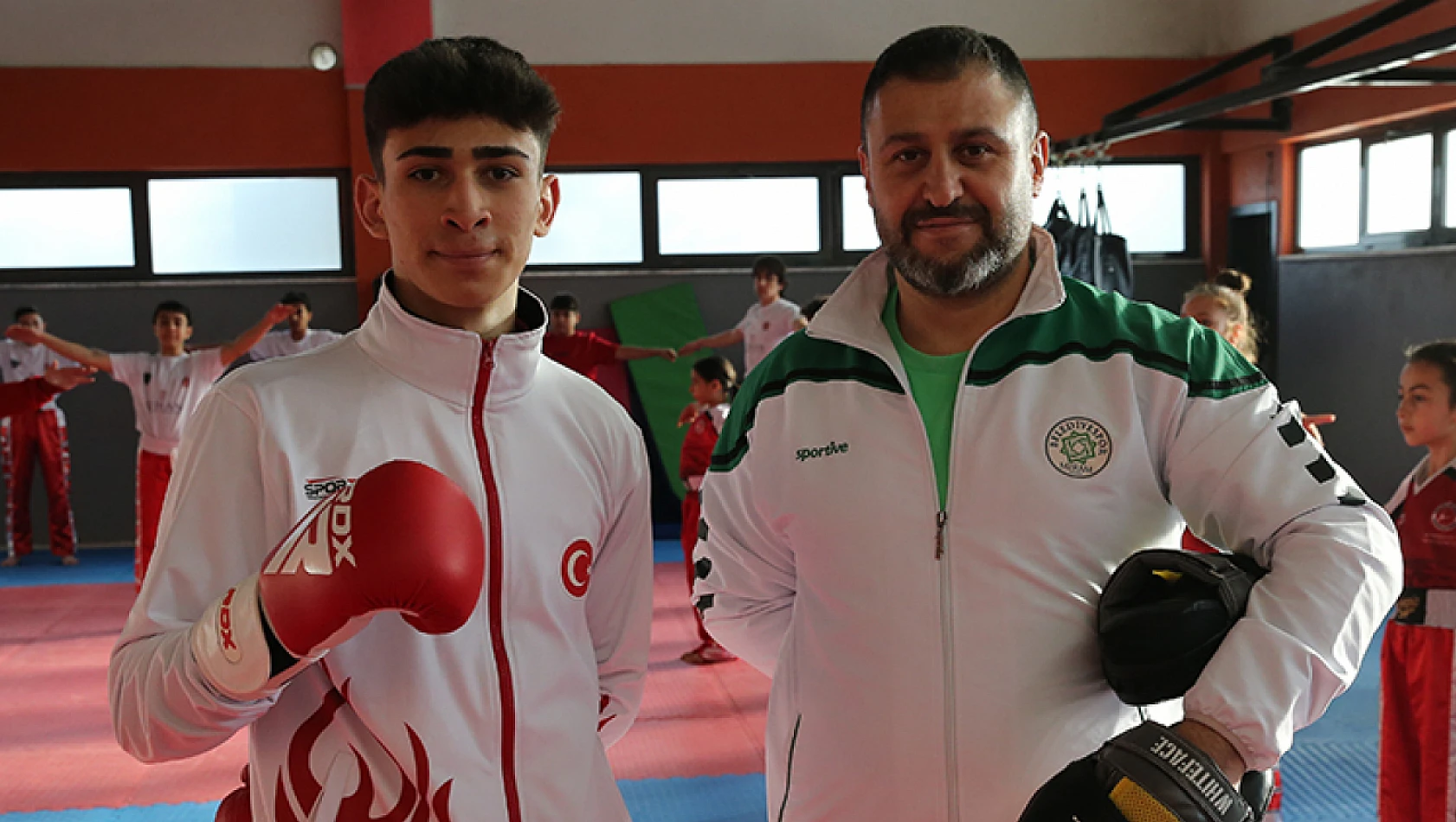 Meram Belediyespor Kulübü sporcusu  kick boksta dünya şampiyonluklarına doymuyor