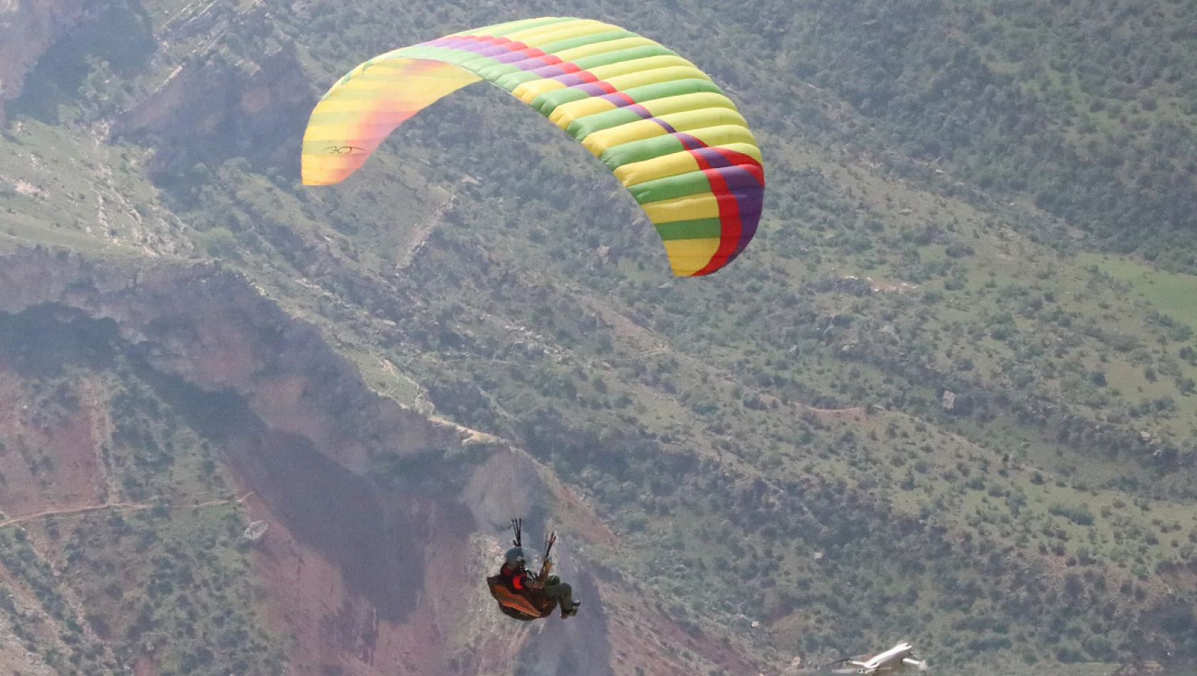 Siirt'te Turizm Haftası kapsamında yamaç paraşütü heyecanı sürüyor