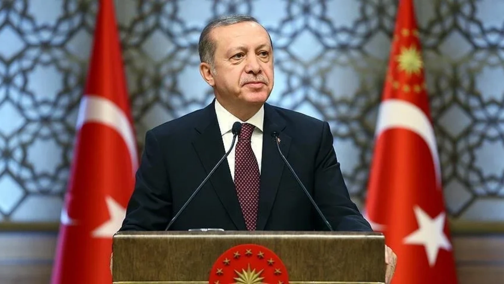 SON DAKİKA: Cumhurbaşkanı Erdoğan, Kısıklı'daki konutunun önünde bekleyen halka hitap ediyor.