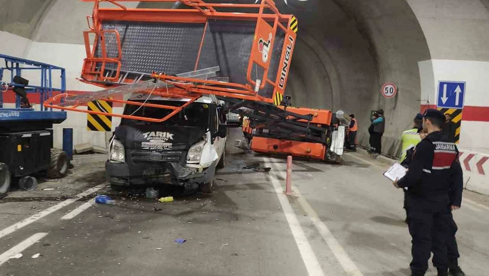 Tünel içerisinde yaşanan kazada 7 kişi yaralandı