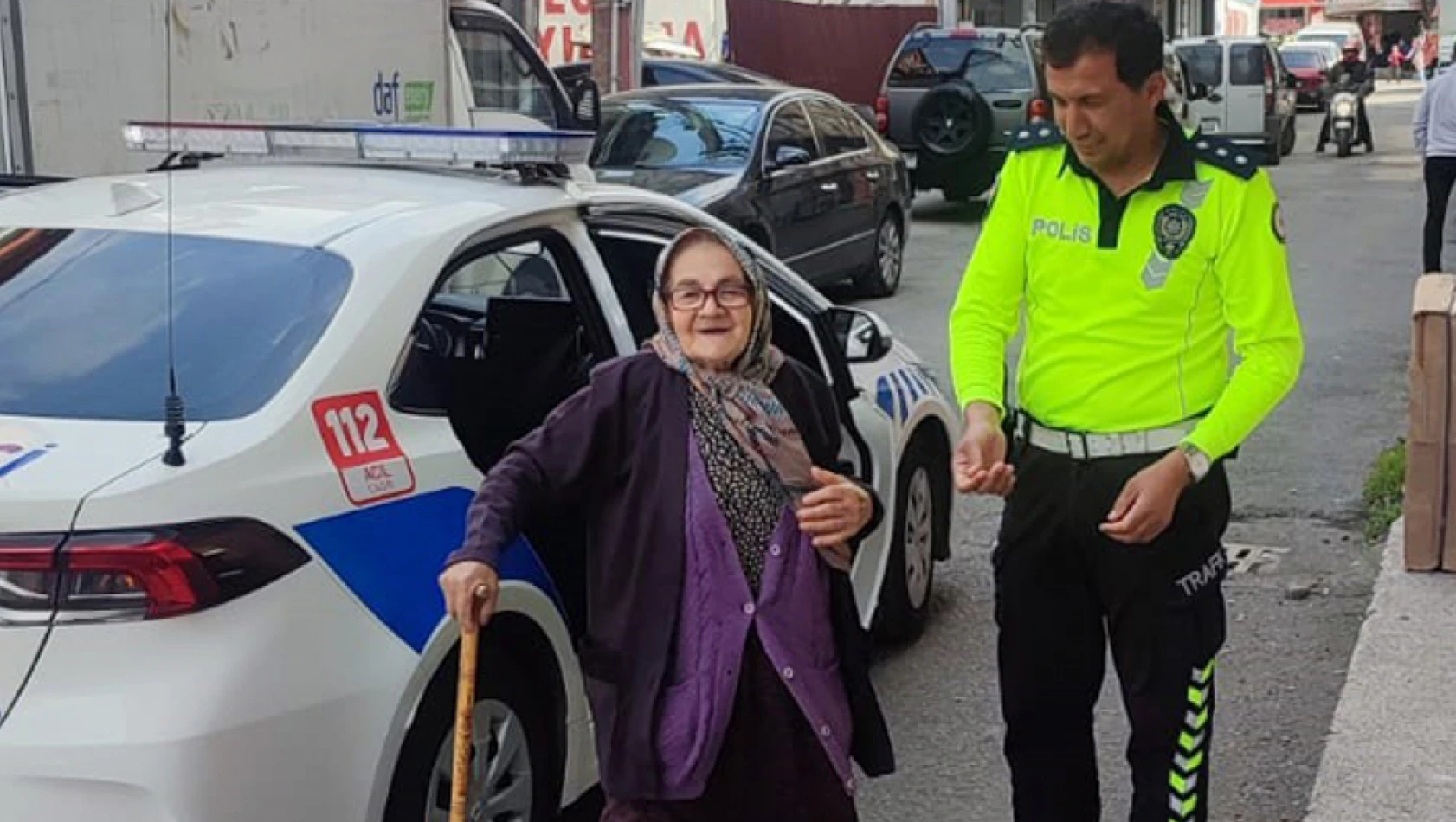 Yaşlı kadının imdadına trafik polisleri yetişti