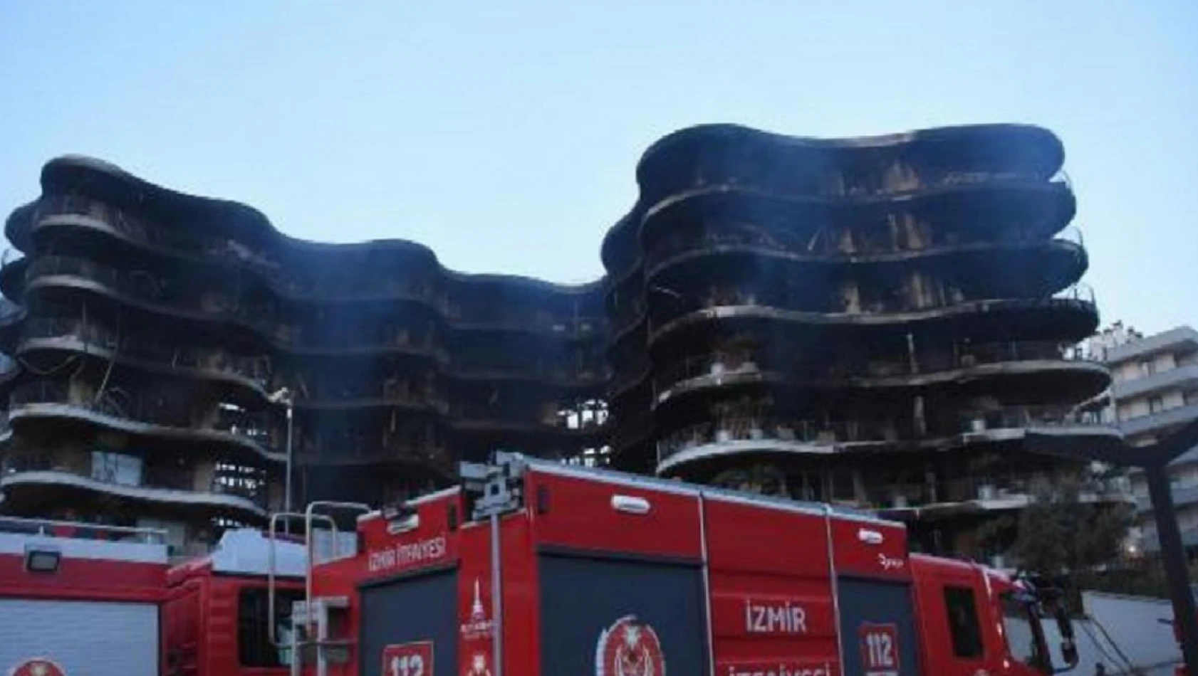 İzmir'deki bir sitede çıkan yangın 8 saat sonra söndürüldü