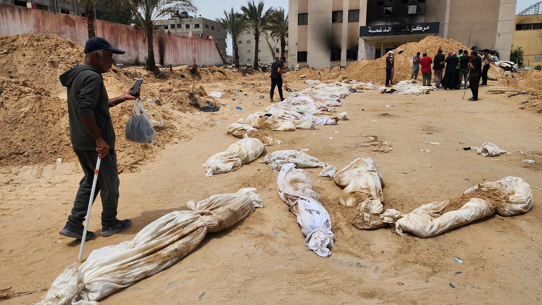 Gazze'de toplu mezarlardan ceset çıkarma çalışmaları sürüyor