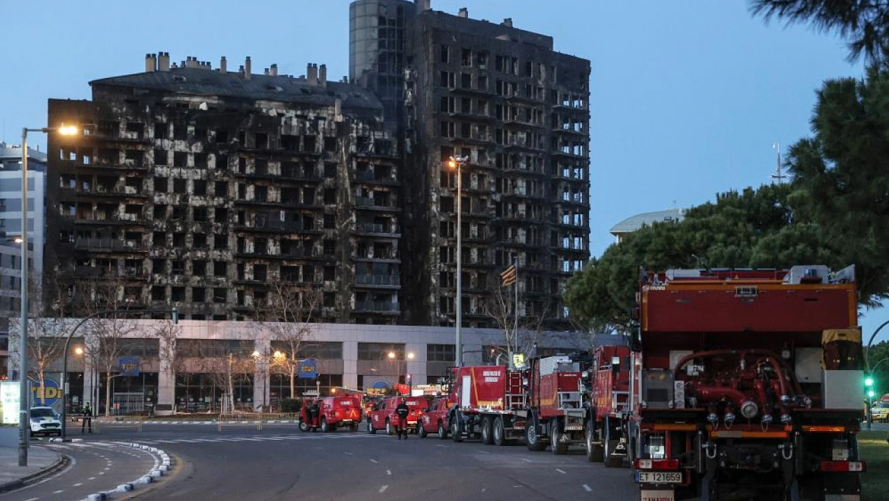 14 katlı binada çıkan yangın 130 daireyi kullanılamaz hale getirdi: yangında 9 kişi hayatını kaybetti