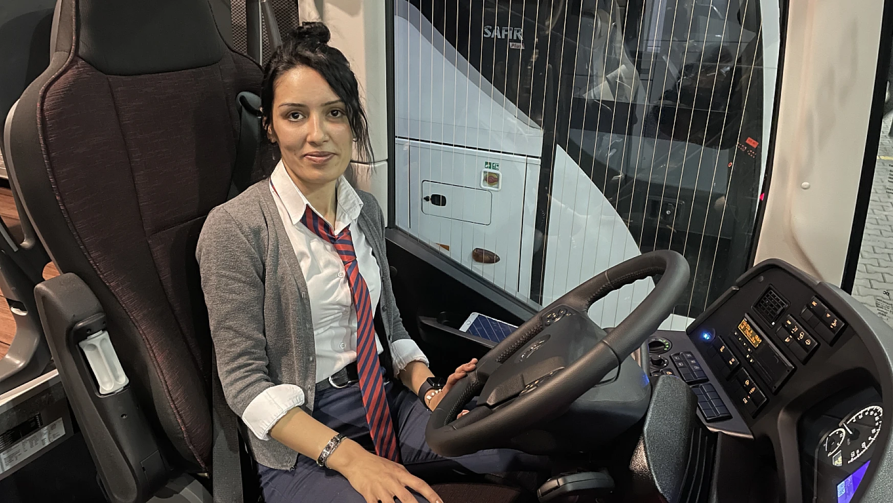 29 yaşındaki Yeliz, otobüs kaptanı oldu