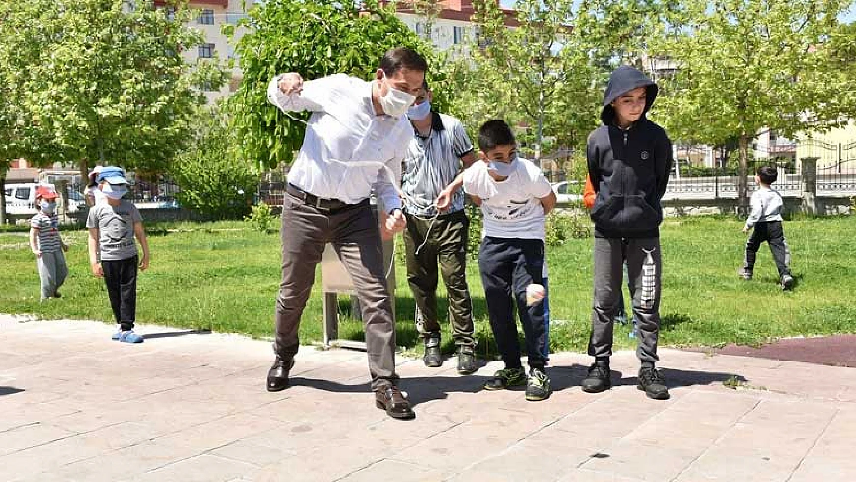 Karatay Belediye Başkanı Hasan Kılca çocuklarla topaç oynadı