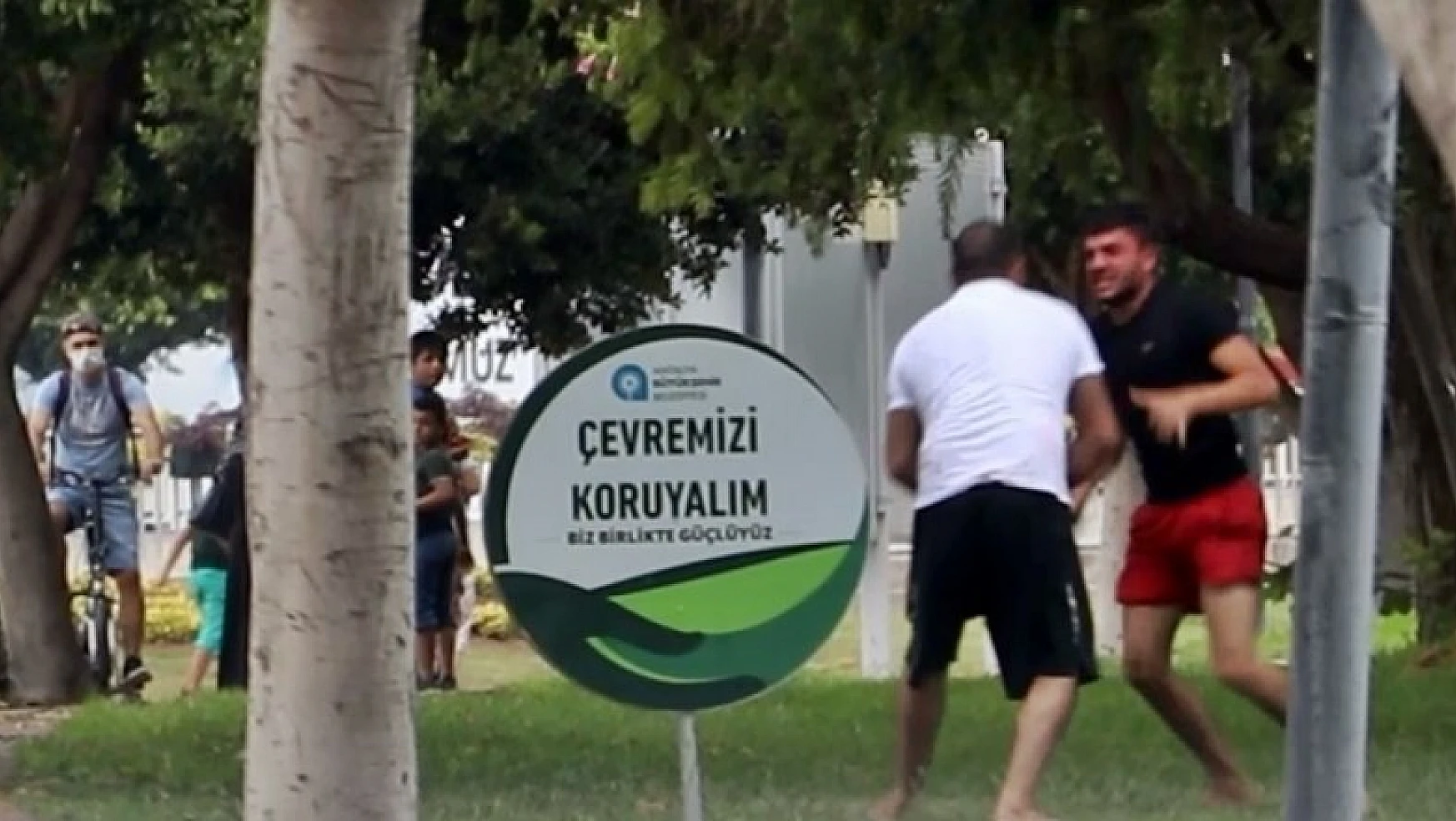 Antalya'da ilginç kavga! Kimse ayıramadı! Dakikalarca kavga ettiler