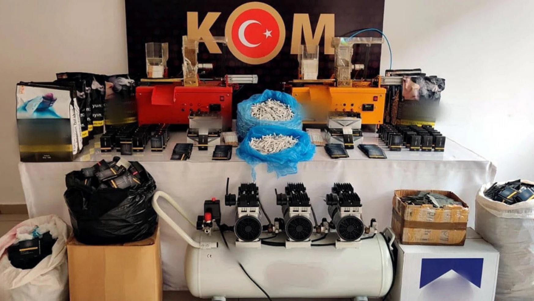 Konya'da tabanca, gümrük kaçağı cep telefonu, tütün ele geçirildi