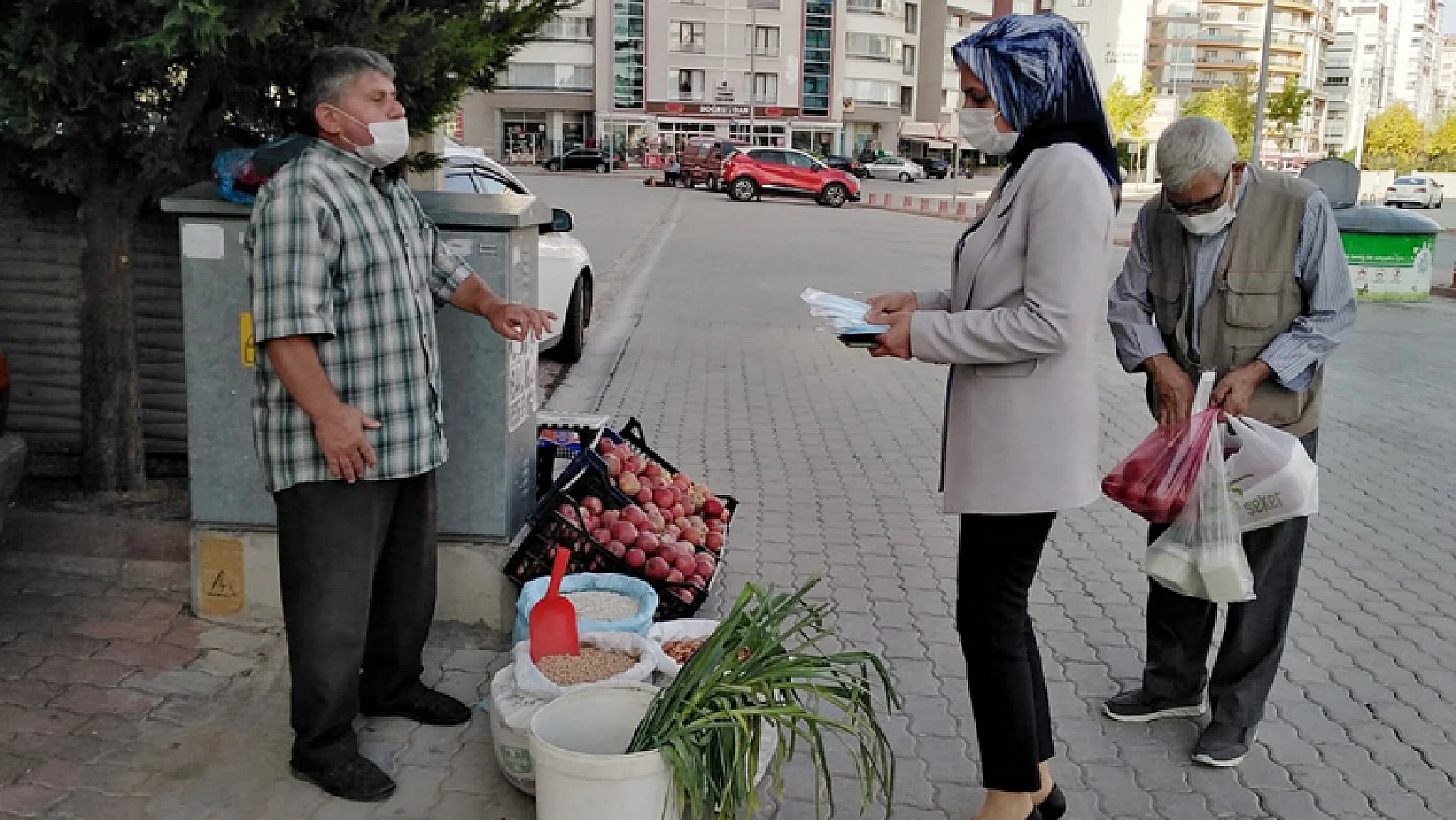 MHP Konya Selçuklu İlçe Başkanı Güzide Başkan Çipan vatandaşa maske dağıttı