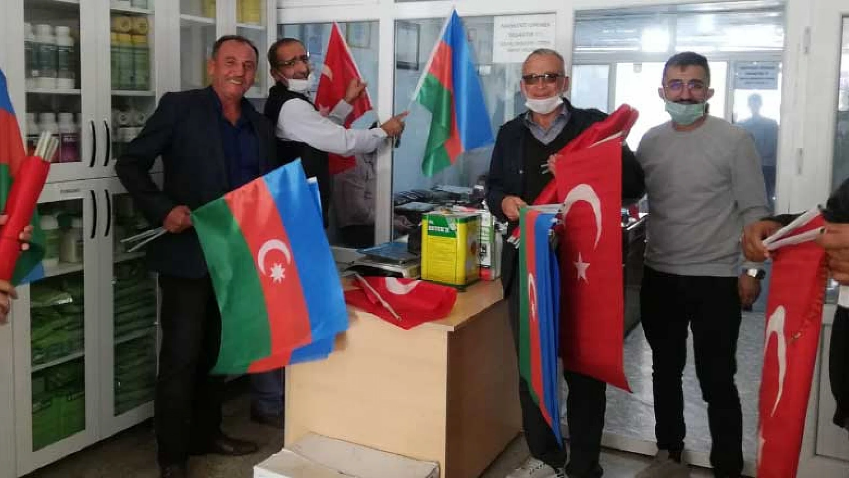 MHP Yunak İlçe Başkanlığı esnafa Azerbaycan Bayrağı dağıttı