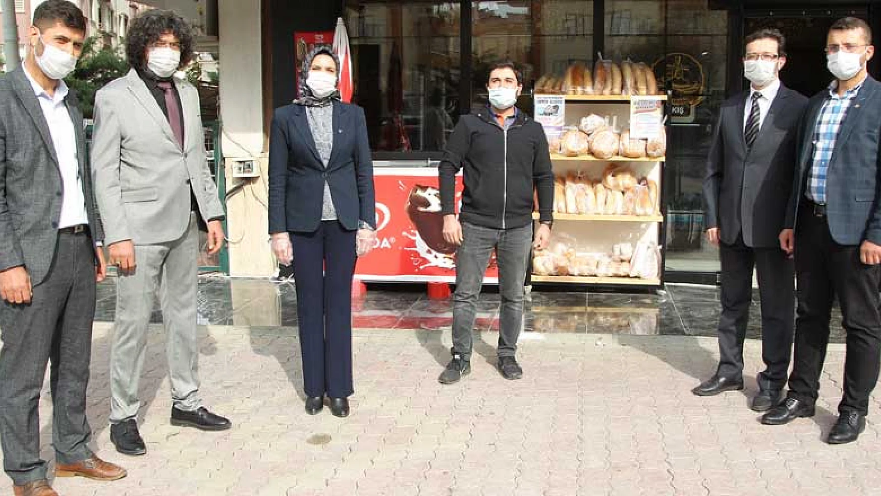 Konya'da MHP Selçuklu'dan askıda ekmek kampanyasına destek