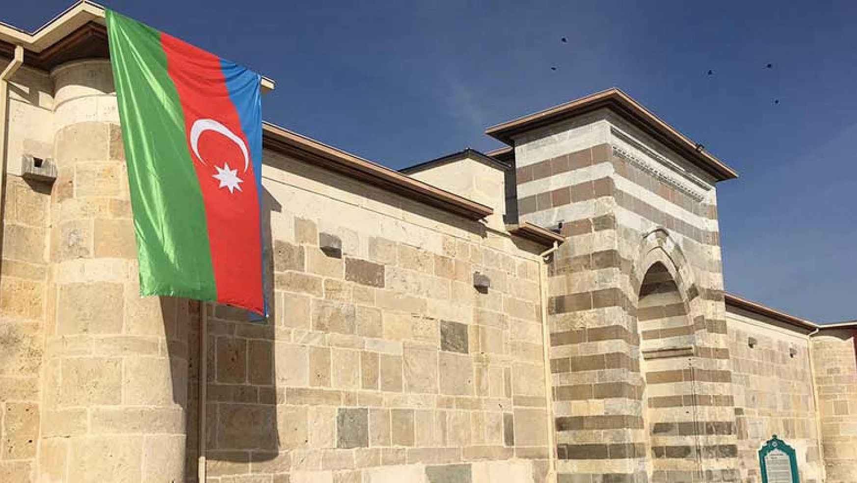 Zazadın Hanı'na Azerbaycan bayrağı asıldı