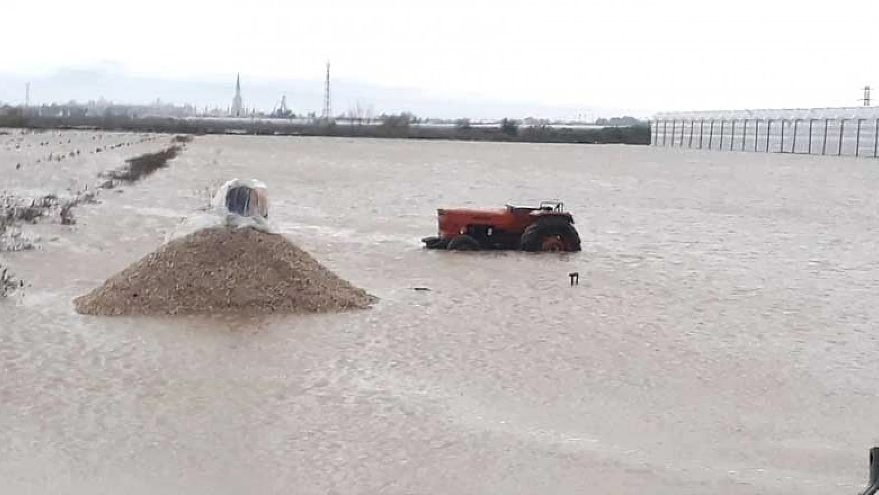 Turuncu kod Antalya'da tarım alanlarını sular altında bıraktı! Risk devam ediyor