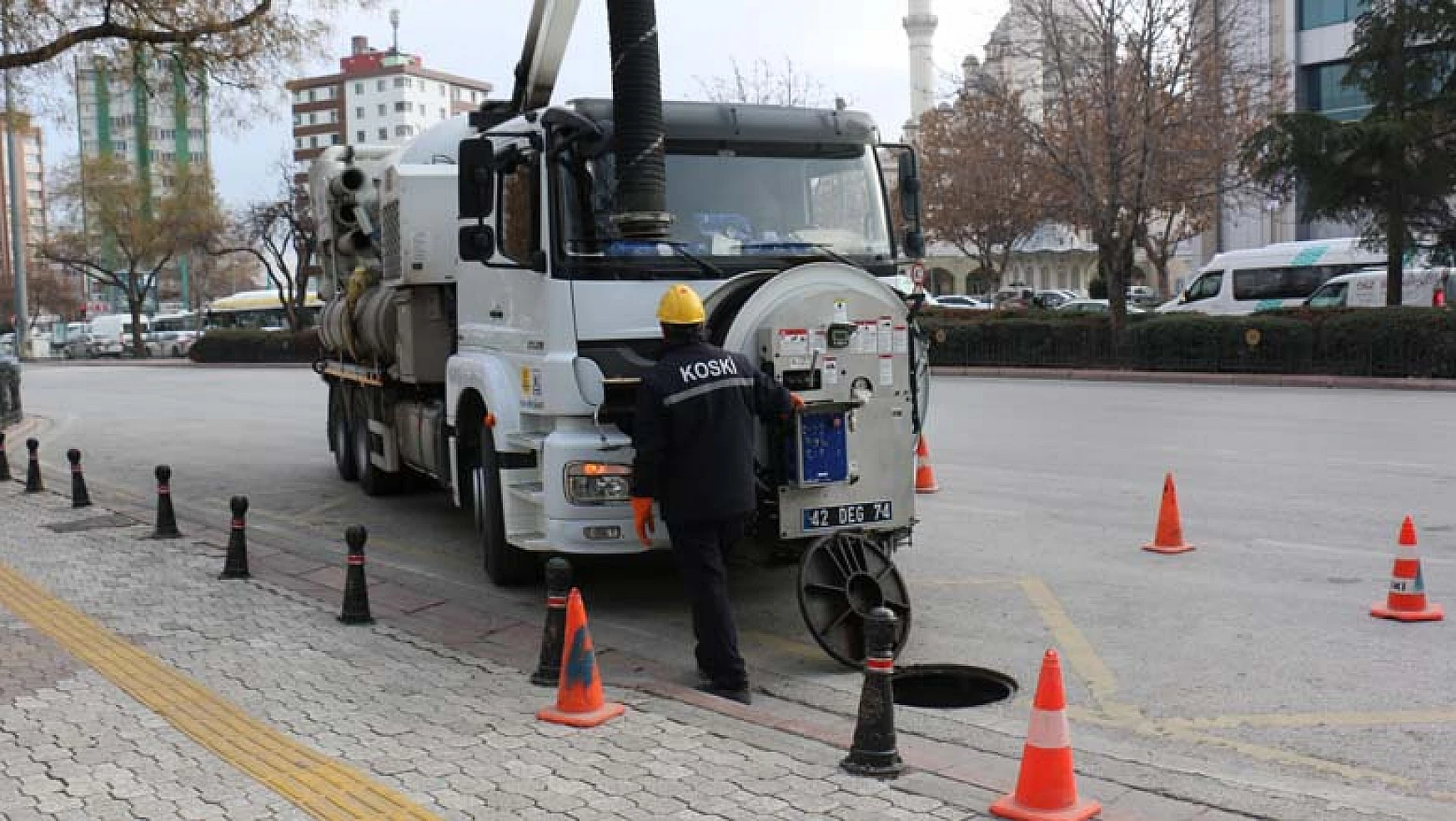 Konya Büyükşehir Belediyesi KOSKİ kombine temizlik yapıyor