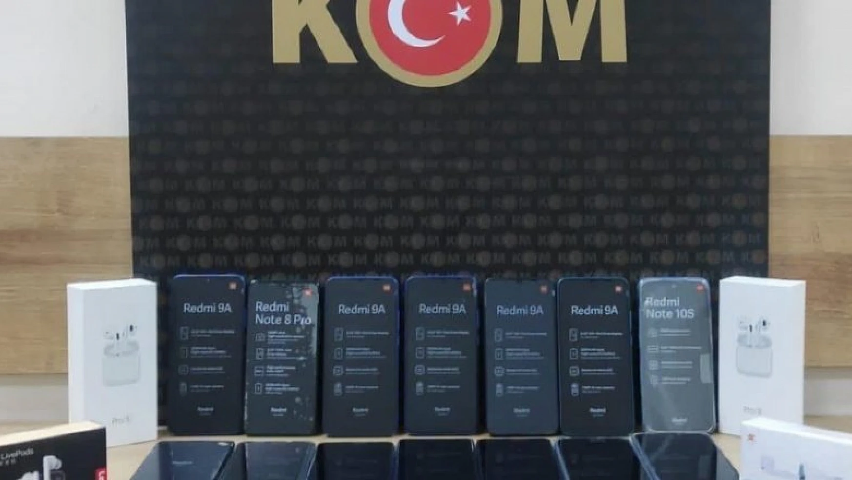 Siirt'te piyasa değeri 72 bin lira olan kaçak cep telefonu ele geçirildi