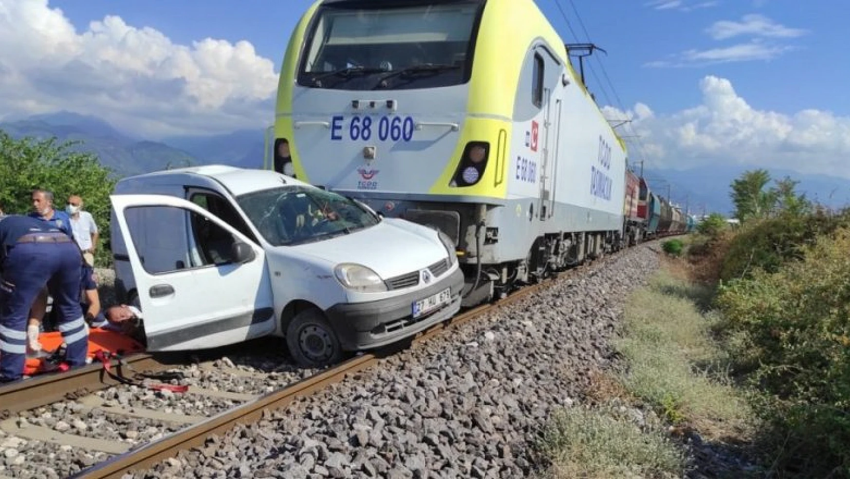 Dörtyol'da hemzemin geçitte tren kazası: 2 yaralı