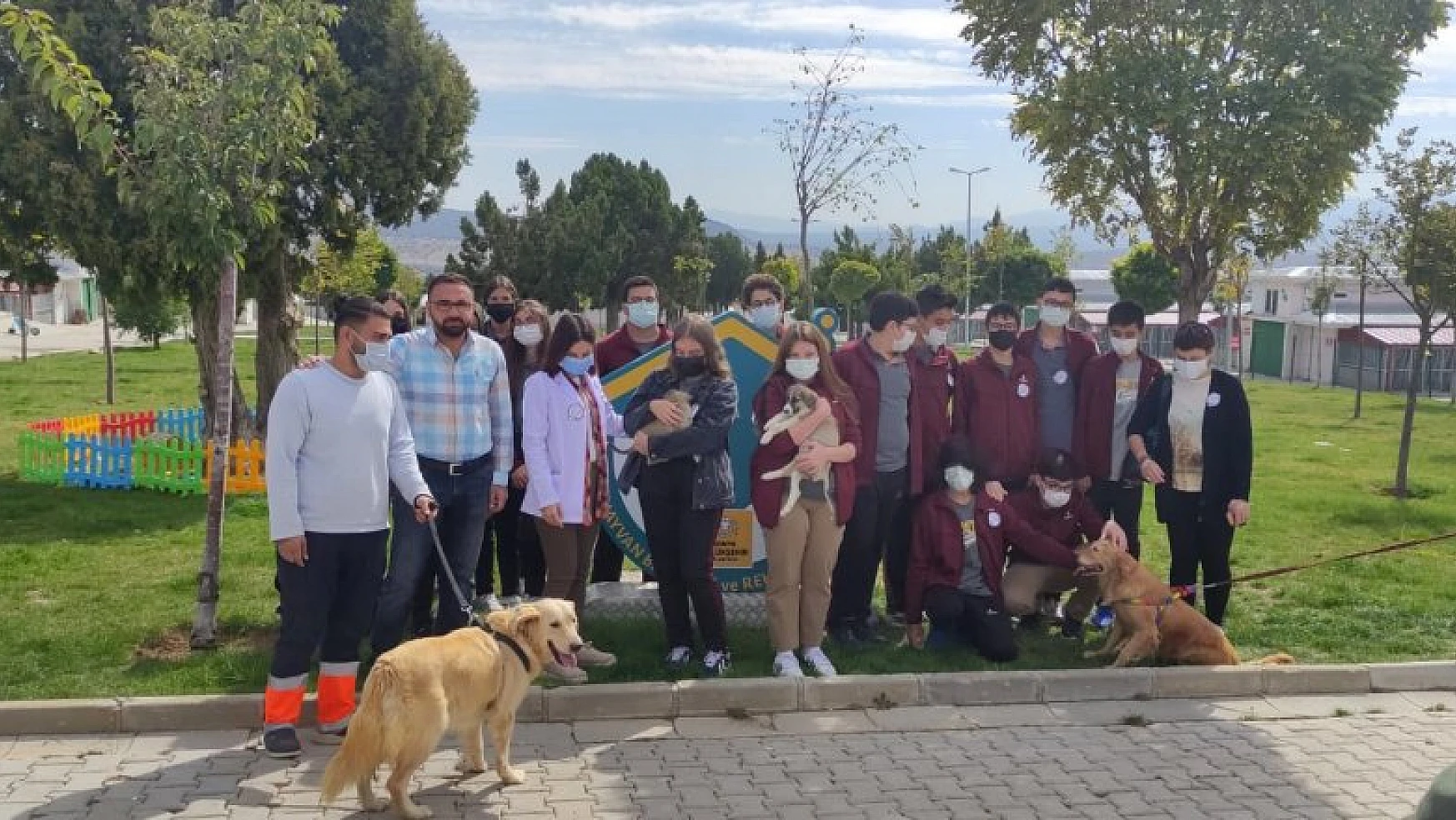 Öğrencilerden Büyükşehir Belediyesi Hayvan Barınağına Ziyaret